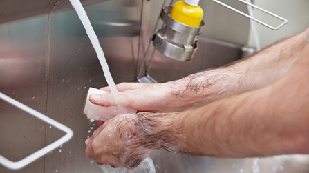 Hände waschen sich mit Seife im abgestimmten Hand- und Hautschutzplan